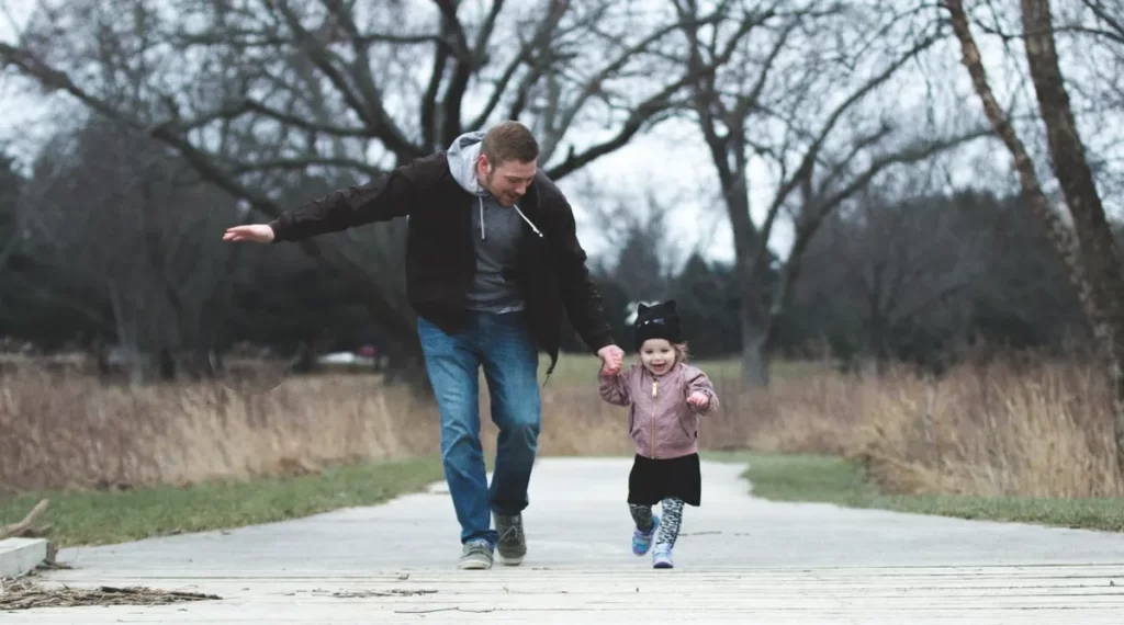 Pola Asuh Demokratis: Pengertian Ciri, Dampak, dan Contoh